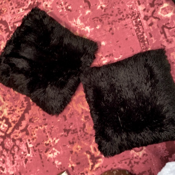 Black Luxury Soft Square Faux Fur Pillow Cover (Set of 2) 18x18 - Picture 3 of 6